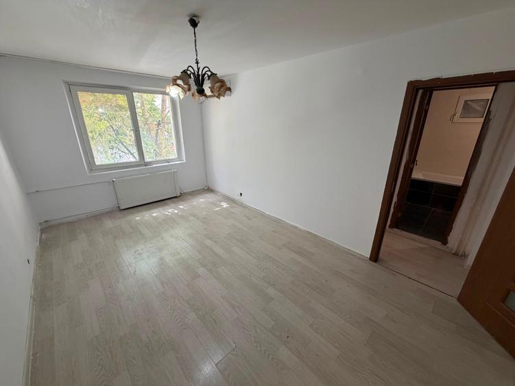 Apartament cu 3 camere semidecomandat în Liviu Rebreanu