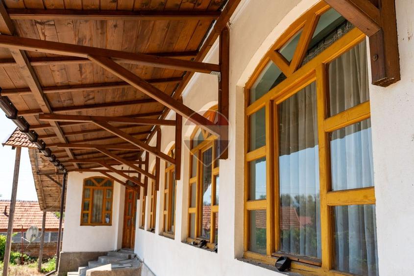 Casă individuală cu 3 camere cu Teren 3166 Mp în Burjuc
