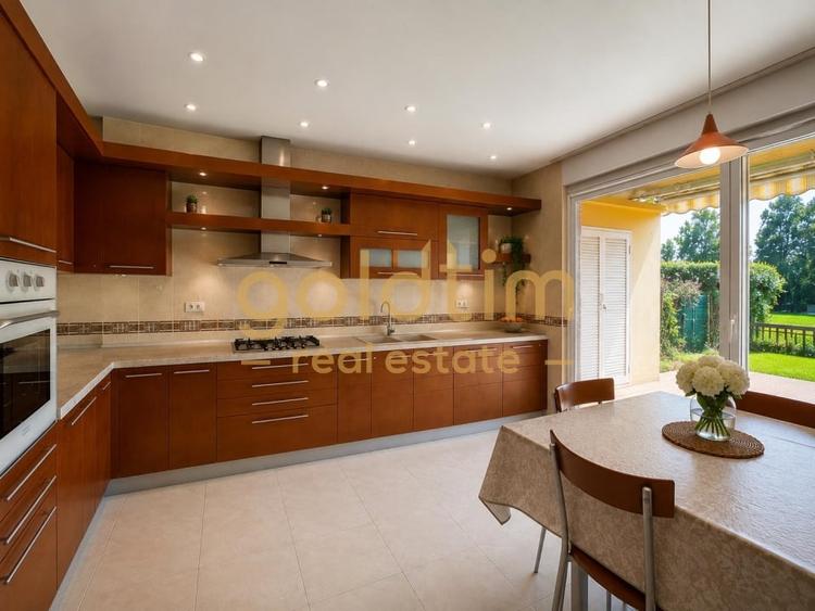 Duplex cu 6 camere cu Piscina în Iancu Nicolae