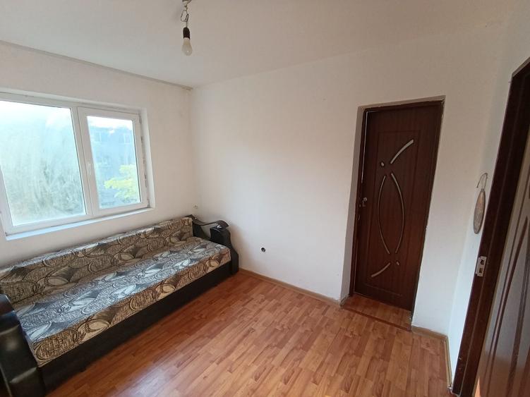 Apartament de vanzare 2 dormitoare, o sufragerie, 2 holuri, 1 bucatarie, 1 baie - 8