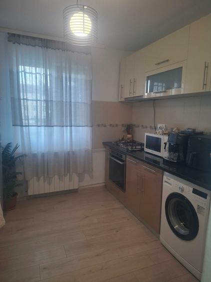 Vand sau schimb garsoniera situata la etaj 1 bl g1 ,aleea closani cu apartament etj 1-3, plus diferenta din partea mea. - 1