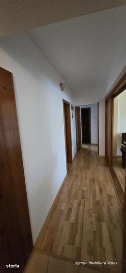 Apartament cu 4 camere decomandat în Central
