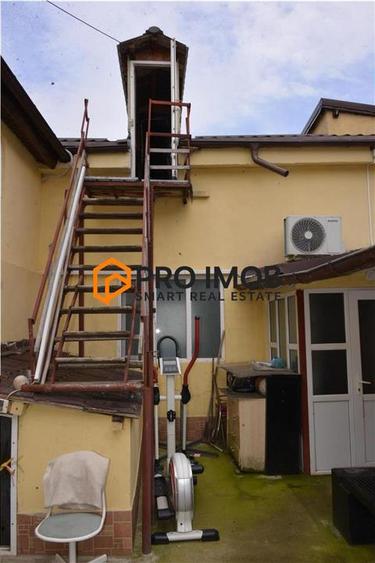 Casă individuală cu 9 camere cu Canalizare în 1 Decembrie