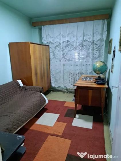 Apartament cu 4 camere decomandat în Central