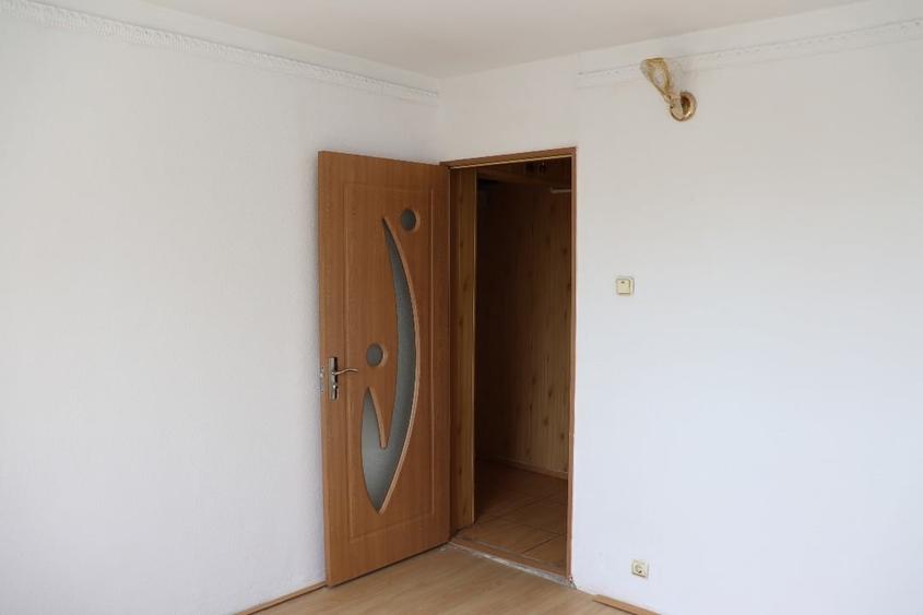 Apartament cu 3 camere semidecomandat în Micro 5