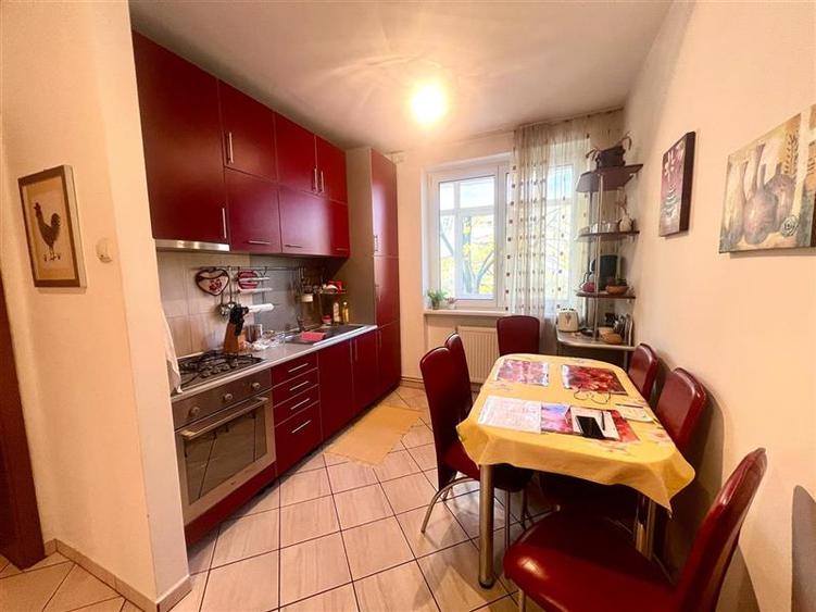 Apartament cu 3 camere semidecomandat, mobilat în Tractorul