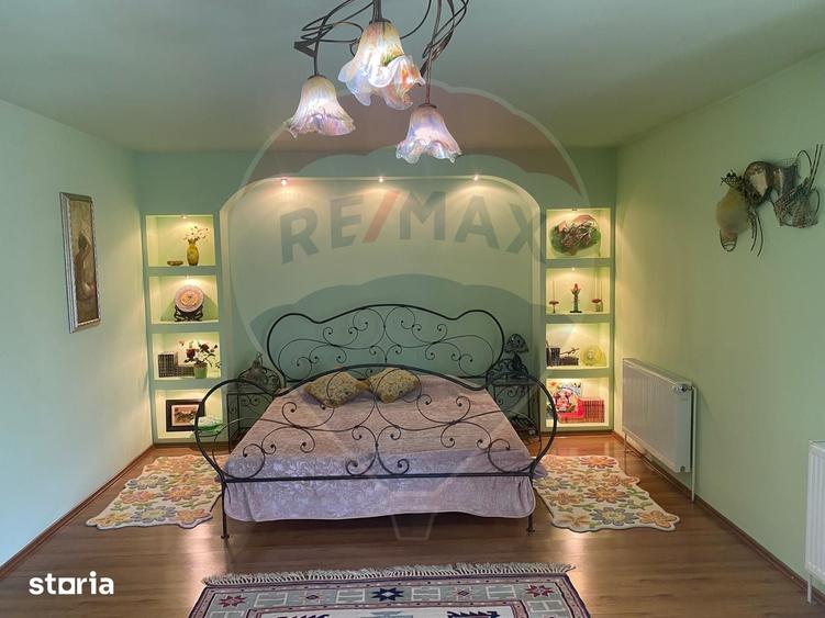 Casă cu 5 camere cu Teren 4600 Mp în Central