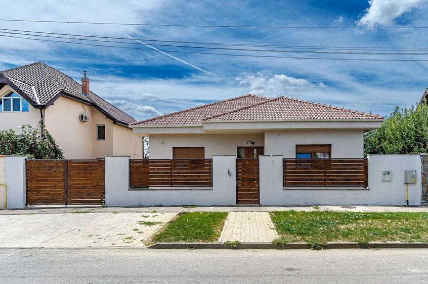 Casă individuală cu 4 camere cu Canalizare în Aradul Nou