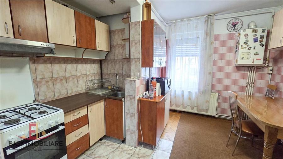 Apartament cu 3 camere decomandat în Tudor