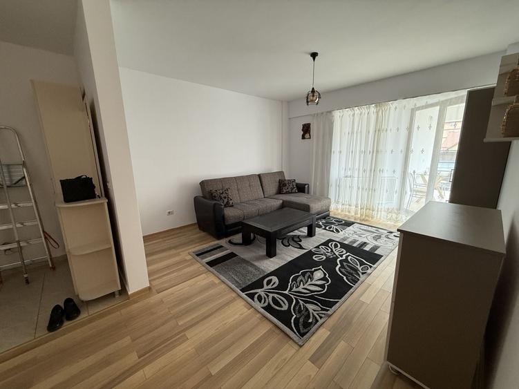 Apartament cu 2 camere semidecomandat, mobilat în Central