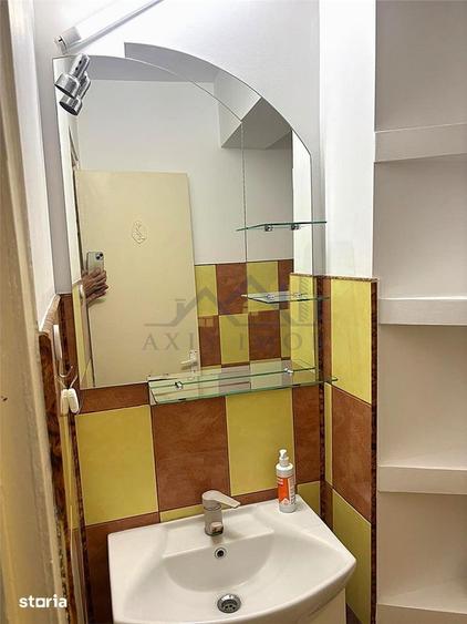 Apartament cu 3 camere semidecomandat, mobilat în Micro 3