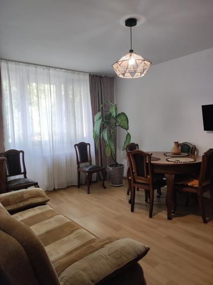 Apartament cu 3 camere semidecomandat în Drumul Taberei