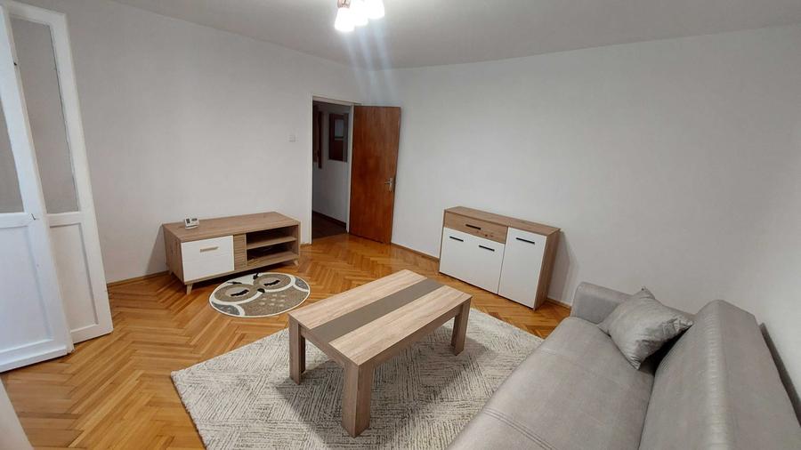 Apartament cu 3 camere decomandat în Micro 5