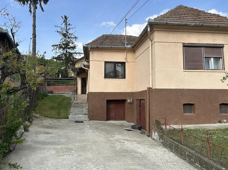 Casă cu 5 camere cu Teren 7000 Mp în Central