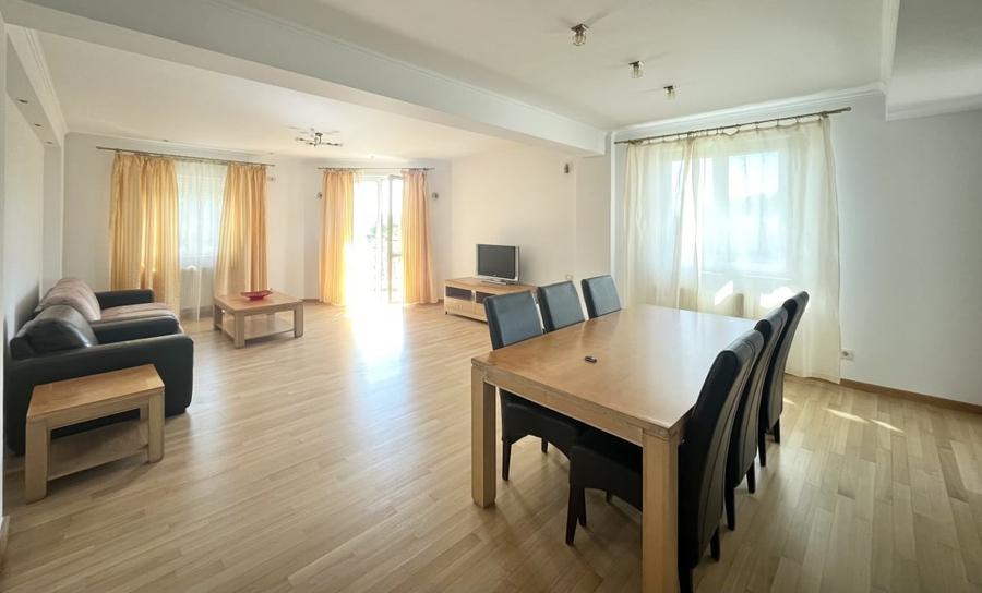 Apartament cu 4 camere decomandat, mobilat în Băneasa
