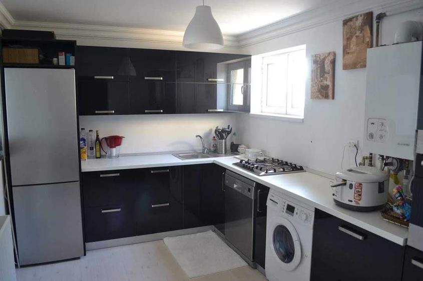 Apartament cu 3 camere semidecomandat în Central