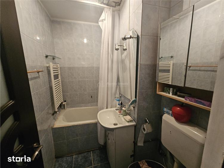 Apartament cu 3 camere semidecomandat, mobilat în Central