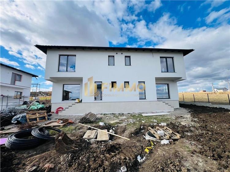 Duplex cu 4 camere cu Canalizare în Ipotești