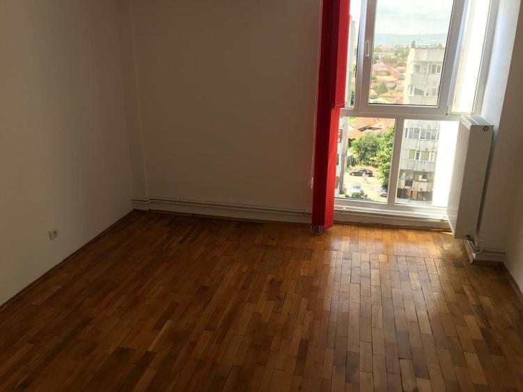 Apartament cu 3 camere decomandat în Băceni
