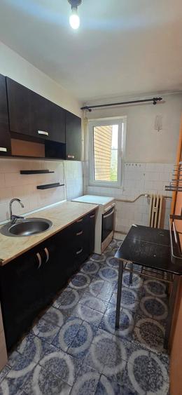 Apartament cu 3 camere semidecomandat în Ghencea