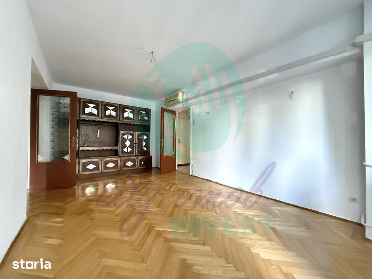 Apartament cu 3 camere semidecomandat în Moșilor