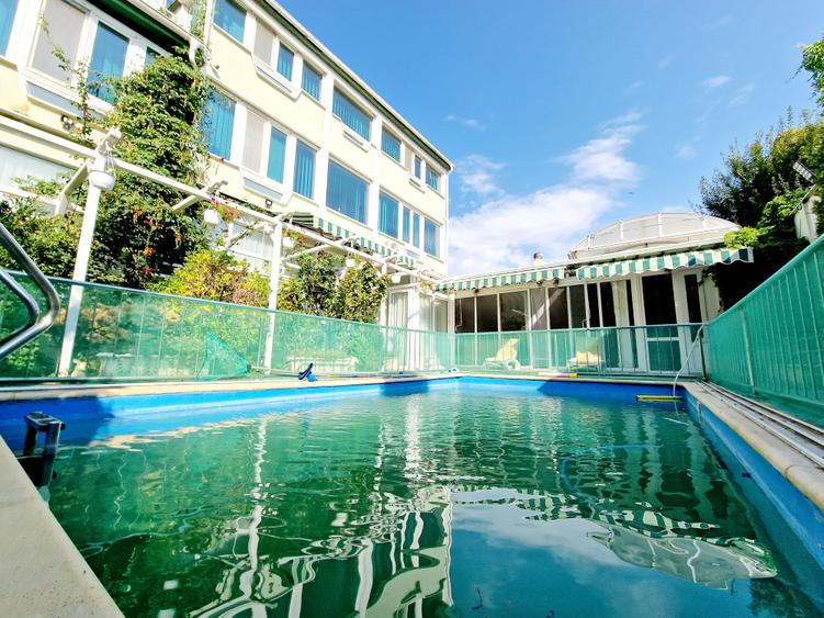 Casă individuală cu 8 camere cu Piscina în Exterior Est
