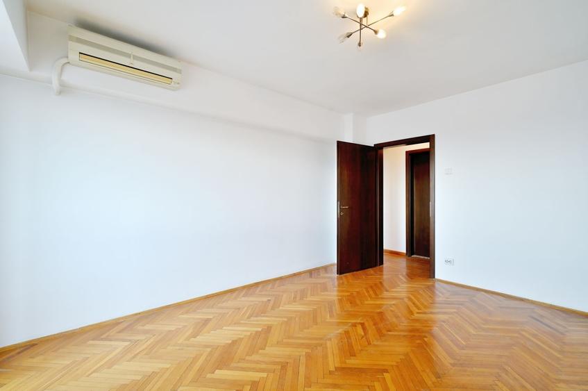 Apartament cu 4 camere semidecomandat în Centrul Civic