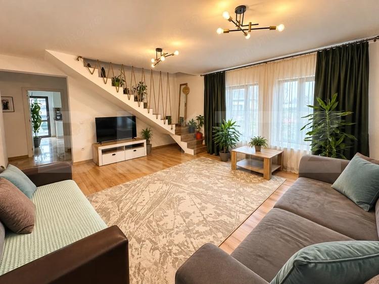 Casă cu 7 camere cu Teren 430 Mp în Cristești