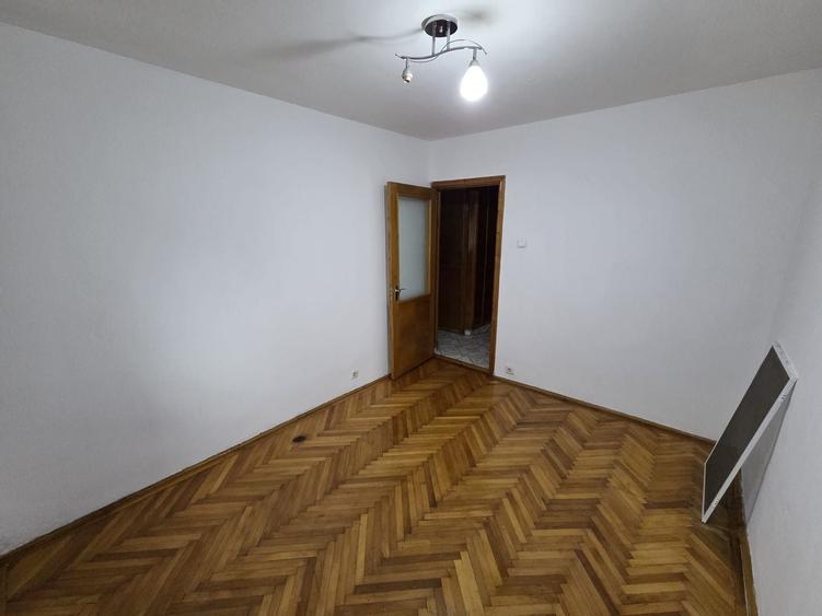 Apartament cu 3 camere semidecomandat în Tomis III