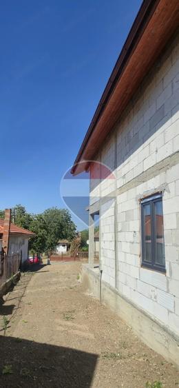 Casă cu 4 camere cu Teren 2608 Mp în Săuca