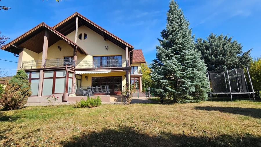 Casă cu 8 camere cu Garaj în Sânpetru