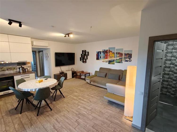 Apartament cu 3 camere circular, mobilat în Central