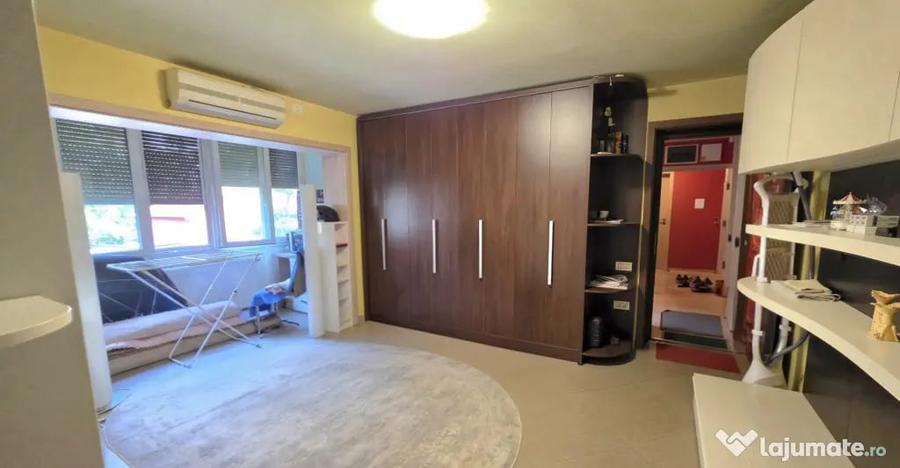 Apartament cu 3 camere semidecomandat în Complex Studențesc