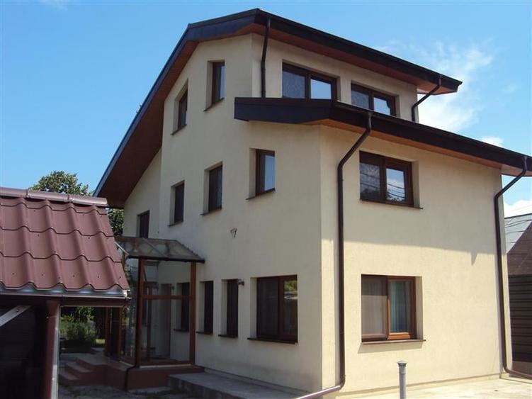 Casă individuală cu 5 camere cu Canalizare în Vest