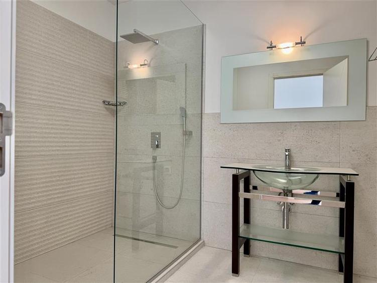 Apartament cu 5 camere decomandat în Primăverii