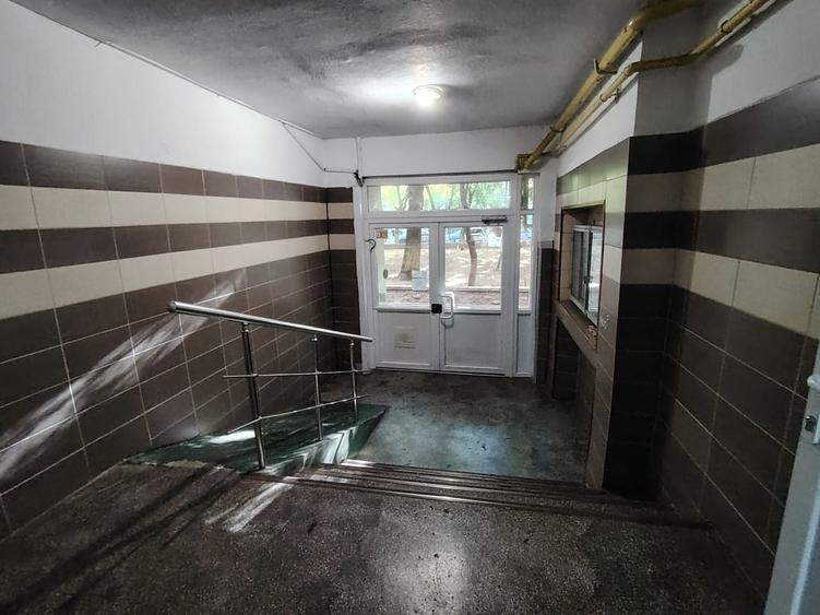 Apartament cu 3 camere decomandat în Berceni