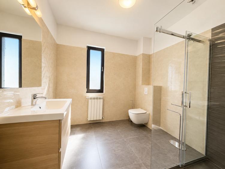 Casă individuală cu 6 camere cu Piscina în Central