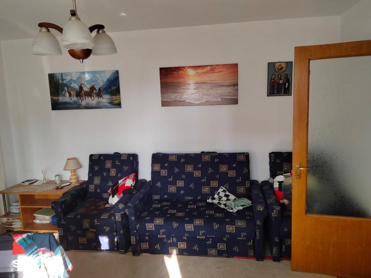 Apartament cu 3 camere semidecomandat în Tei