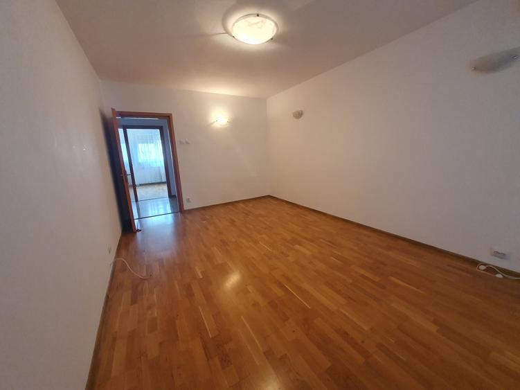 Apartament cu 3 camere decomandat în Obor