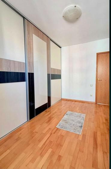 Apartament cu 3 camere decomandat în Moșilor