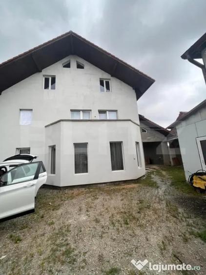 Casă cu 7 camere cu Teren 3940 Mp în Central