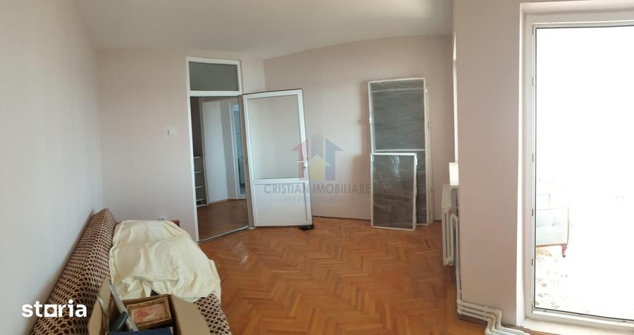 Apartament cu 3 camere decomandat în Central
