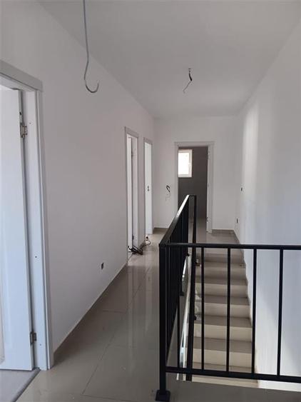 Casă cu 4 camere cu Teren 200 Mp în Vișani