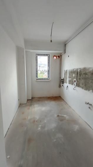 Apartament cu 3 camere semidecomandat în Antiaeriană