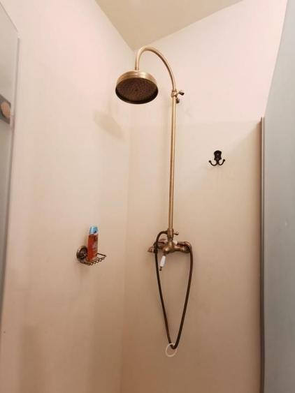 Casă individuală cu 6 camere decomandat cu Canalizare în Central