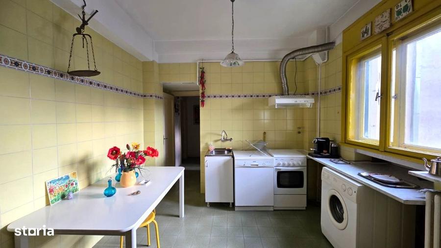 Apartament cu 3 camere în P-ța Universității