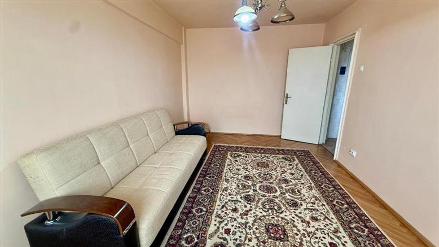 Apartament cu 3 camere decomandat în Podu Roș
