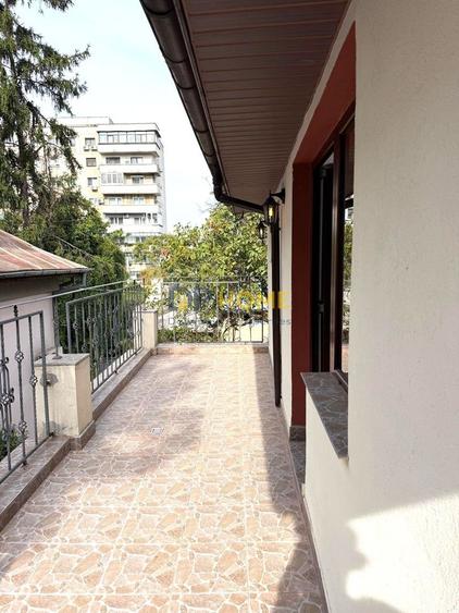 Casă individuală cu 5 camere cu Canalizare în Banu Manta
