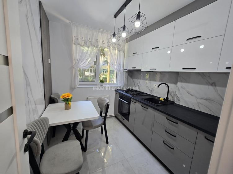 Apartament cu 3 camere semidecomandat, mobilat în Cina