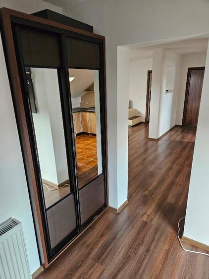 Apartament cu 3 camere semidecomandat, mobilat în Central